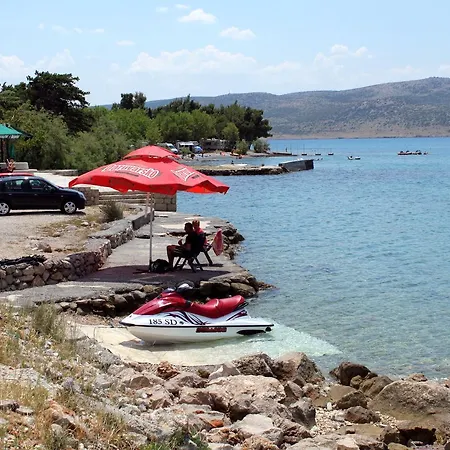 Triple Starigrad 6637e Affittacamere